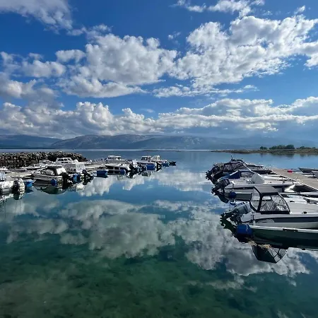 Nyaraló Sjohus Med En Praktfull Utsikt